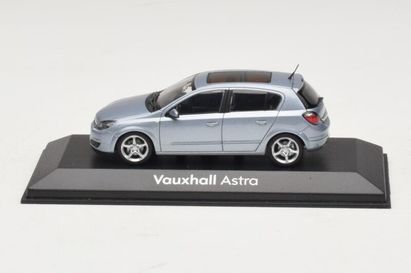 Vauxhall Astra H Sedan Lichtblauw Metallic Minichamps 1:43 ASTRA007 Metaal
