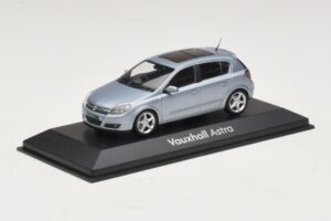 Vauxhall Astra H Sedan Lichtblauw Metallic Minichamps 1:43 ASTRA007 Metaal — afbeelding 2 van 4