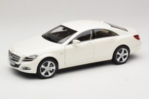 Mercedes CLS C218 Coupé Brilliant White Metallic Norev 1:18 Mercedes CLS C218 Coupé Brilliant White Metallic Norev 1:18 183943 Metaal