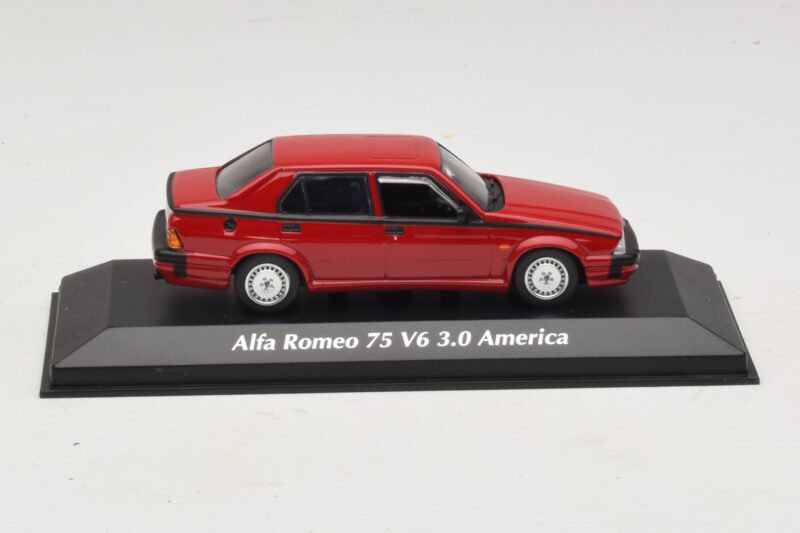 Alfa Romeo 75 V6 3.0 America Rood Maxichamps 1:43 940120461 Metaal