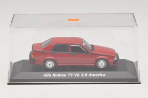 Alfa Romeo 75 V6 3.0 America Rood Maxichamps 1:43 940120461 Metaal — afbeelding 4 van 5