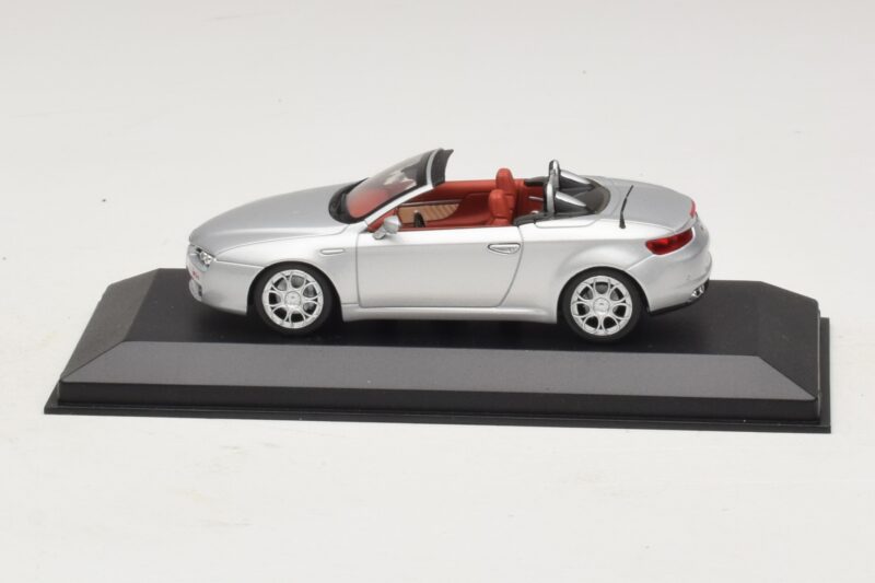 Alfa Romeo Giulia Spider Zilver Minichamps 1:43 400120731 Metaal