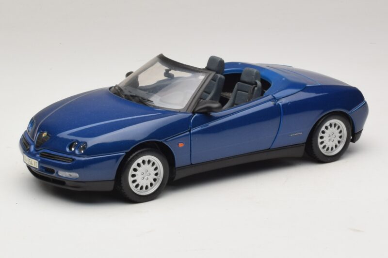 Alfa Romeo Spider 916 Blauw Maisto 1:18 31831 Metaal