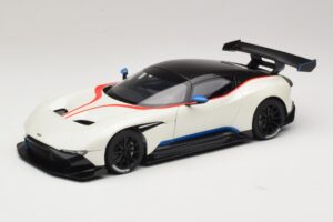 Aston Martin Vulcan Stratus White Met Blauwe en Rode Strepen AUTOart 1:18 70261 Composiet