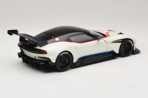 Aston Martin Vulcan Stratus White Met Blauwe en Rode Strepen AUTOart 1:18 70261 Composiet — afbeelding 3 van 8