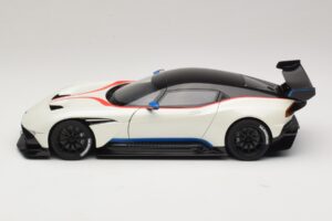 Aston Martin Vulcan Stratus White Met Blauwe en Rode Strepen AUTOart 1:18 70261 Composiet — afbeelding 4 van 8