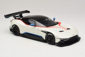 Aston Martin Vulcan Stratus White Met Blauwe en Rode Strepen AUTOart 1:18 70261 Composiet — afbeelding 6 van 8