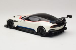 Aston Martin Vulcan Stratus White Met Blauwe en Rode Strepen AUTOart 1:18 70261 Composiet — afbeelding 7 van 8