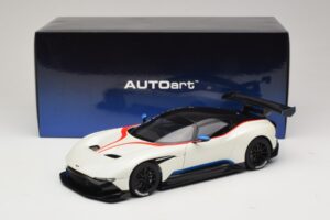 Aston Martin Vulcan Stratus White Met Blauwe en Rode Strepen AUTOart 1:18 70261 Composiet — afbeelding 8 van 8