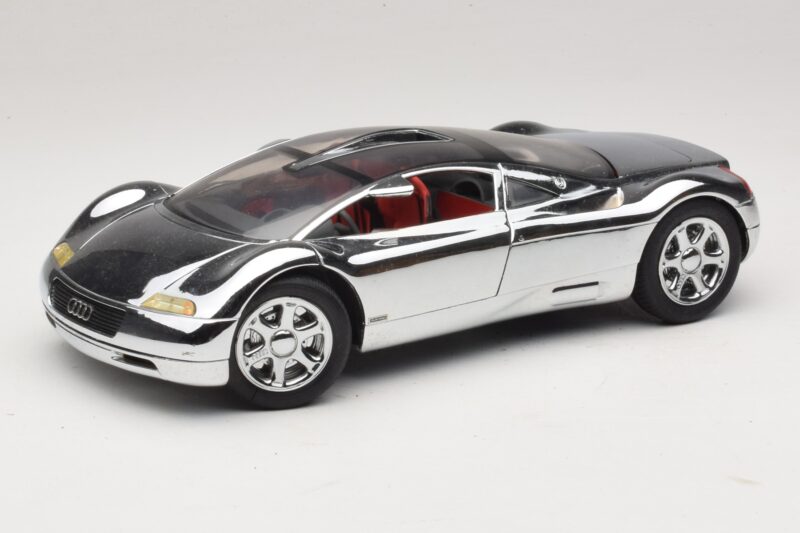Audi Avus Quattro Chrome Silver Revell 1:18 08830 Metaal