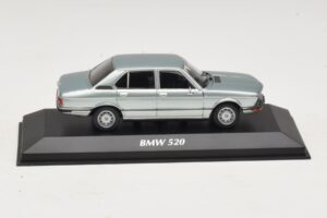 BMW 520 E12 Lichtblauw Metallic Maxichamps 1:43 940023002 Metaal