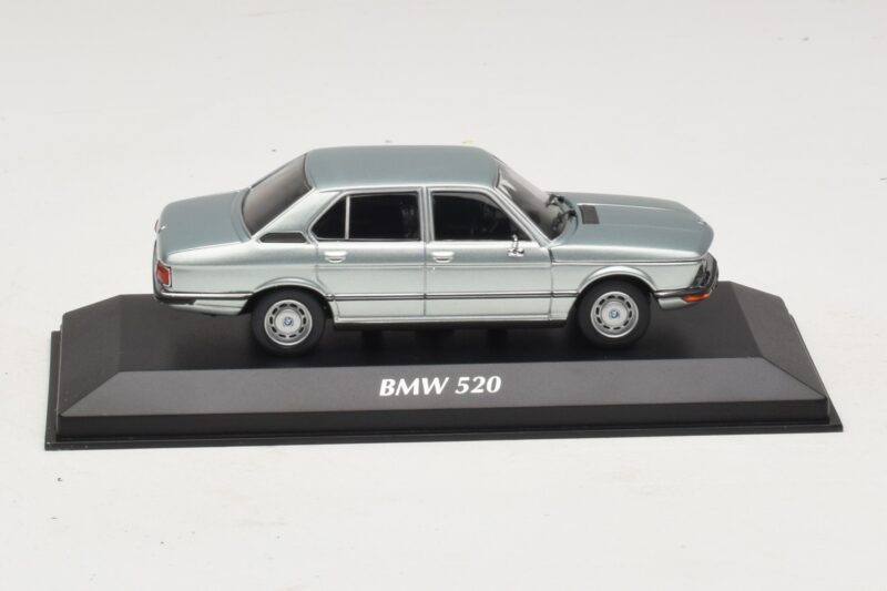 BMW 520 E12 Lichtblauw Metallic Maxichamps 1:43 940023002 Metaal