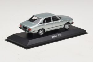 BMW 520 E12 Lichtblauw Metallic Maxichamps 1:43 940023002 Metaal — afbeelding 2 van 5