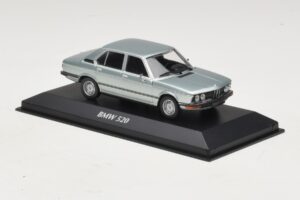 BMW 520 E12 Lichtblauw Metallic Maxichamps 1:43 940023002 Metaal — afbeelding 3 van 5