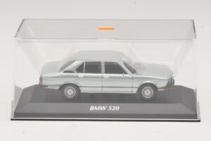 BMW 520 E12 Lichtblauw Metallic Maxichamps 1:43 940023002 Metaal — afbeelding 4 van 5