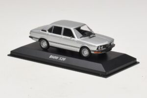 BMW 520 E12 Zilver Maxichamps 1:43 940023000 Metaal — afbeelding 3 van 5