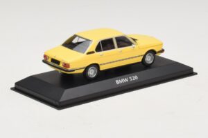 BMW 520 E12 Geel Maxichamps 1:43 940023001 Metaal — afbeelding 2 van 5