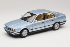 BMW 535i E34 Lichtblauw Metallic Minichamps 1:18 100024007 Metaal