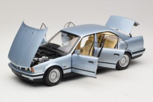 BMW 535i E34 Lichtblauw Metallic Minichamps 1:18 100024007 Metaal — afbeelding 2 van 8