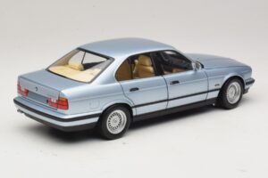 BMW 535i E34 Lichtblauw Metallic Minichamps 1:18 100024007 Metaal — afbeelding 3 van 8