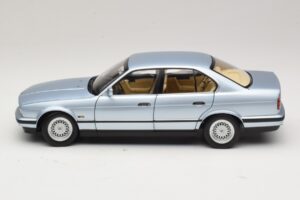 BMW 535i E34 Lichtblauw Metallic Minichamps 1:18 100024007 Metaal — afbeelding 4 van 8