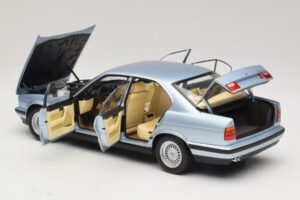 BMW 535i E34 Lichtblauw Metallic Minichamps 1:18 100024007 Metaal — afbeelding 5 van 8