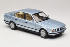 BMW 535i E34 Lichtblauw Metallic Minichamps 1:18 100024007 Metaal — afbeelding 6 van 8