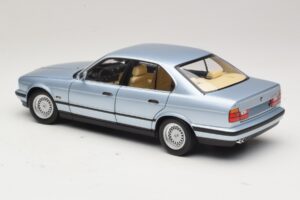 BMW 535i E34 Lichtblauw Metallic Minichamps 1:18 100024007 Metaal — afbeelding 7 van 8