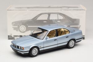 BMW 535i E34 Lichtblauw Metallic Minichamps 1:18 100024007 Metaal — afbeelding 8 van 8