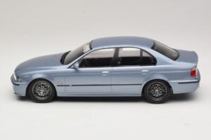 BMW M5 E39 Silverstone Blue Metallic KK-Scale 1:18 KKDC181622 Metaal — afbeelding 3 van 6