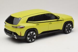 BMW XM G09 Geel Minichamps 1:18 110023302 Metaal — afbeelding 3 van 8
