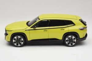 BMW XM G09 Geel Minichamps 1:18 110023302 Metaal — afbeelding 4 van 8