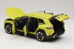 BMW XM G09 Geel Minichamps 1:18 110023302 Metaal — afbeelding 5 van 8