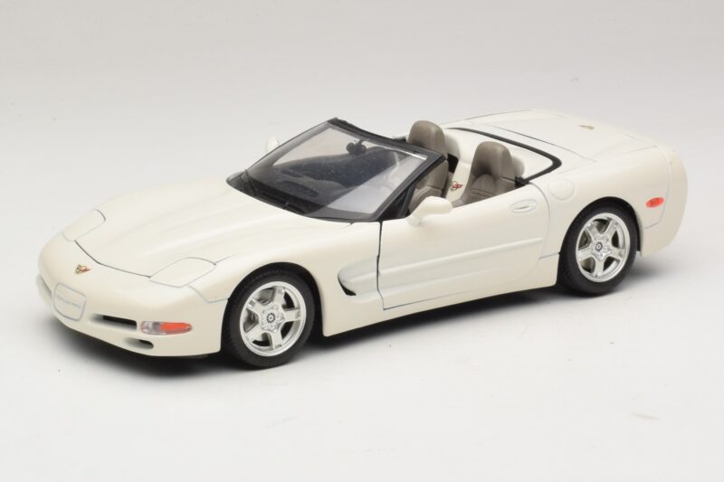 Chevrolet Corvette C5 Cabriolet Wit Bburago 1:18 3076-P1 Metaal