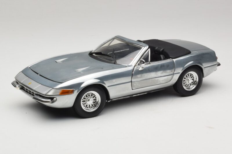 Ferrari 365 GTS Chrome Silver Hot Wheels 1:18 25738 Metaal