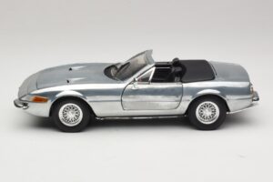 Ferrari 365 GTS Chrome Silver Hot Wheels 1:18 25738 Metaal — afbeelding 4 van 8