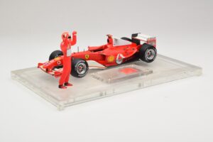 Ferrari F2004 #1 M. Schumacher F1 World Champion 2004 Met Racepak Hot Wheels 1:18 B66221 Metaal