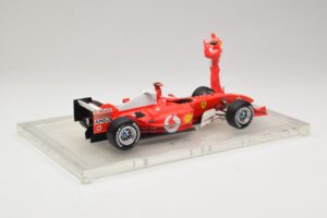 Ferrari F2004 #1 M. Schumacher F1 World Champion 2004 Met Racepak Hot Wheels 1:18 B66221 Metaal — afbeelding 2 van 6