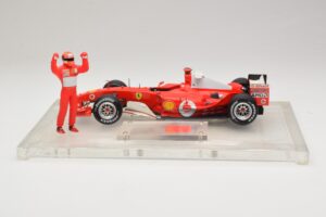 Ferrari F2004 #1 M. Schumacher F1 World Champion 2004 Met Racepak Hot Wheels 1:18 B66221 Metaal — afbeelding 3 van 6