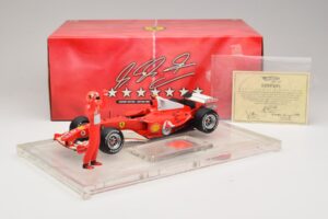 Ferrari F2004 #1 M. Schumacher F1 World Champion 2004 Met Racepak Hot Wheels 1:18 B66221 Metaal — afbeelding 6 van 6