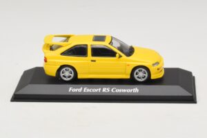 Ford Escort RS Cosworth Geel Maxichamps 1:43 Ford Escort RS Cosworth Geel Maxichamps 1:43 940082101 Metaal