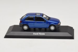 Ford Fiesta Mk4 Blauw Metallic Maxichamps 1:43 Ford Fiesta Mk4 Blauw Metallic Maxichamps 1:43 940085061 Metaal