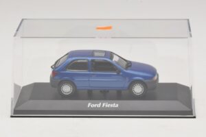 Ford Fiesta Mk4 Blauw Metallic Maxichamps 1:43 940085061 Metaal — afbeelding 4 van 5
