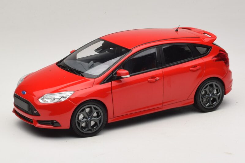 Ford Focus ST Mk2 Rood Minichamps 1:18 110082002 Metaal
