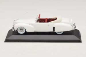 Lincoln Continental Cabriolet Wit Minichamps 1:43 Lincoln Continental Cabriolet Wit Minichamps 1:43 400082501 Metaal