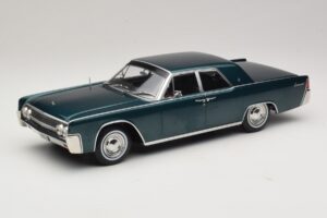 Lincoln Continental Donkergroen Metallic Matrix Reloaded & Revolutions KK-Scale 1:18 KKDC181481 Metaal