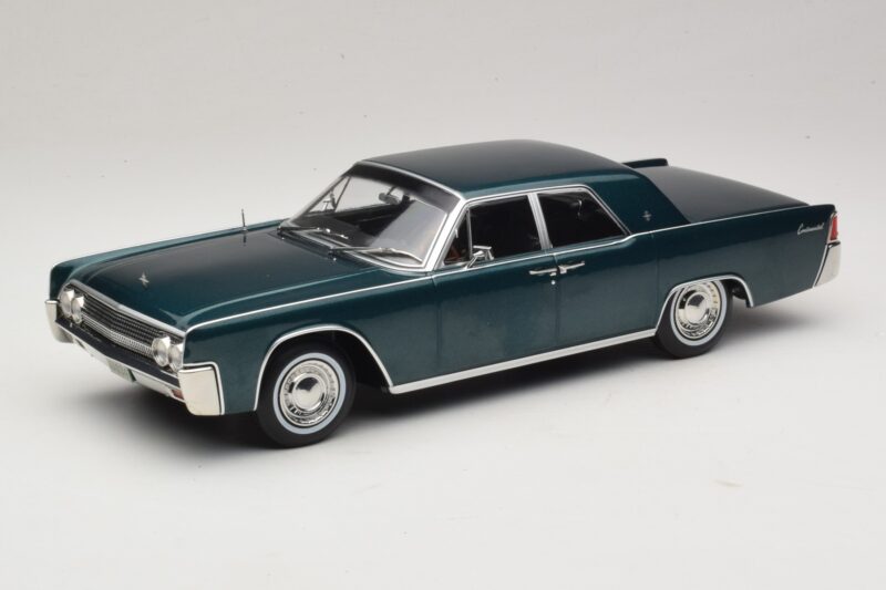 Lincoln Continental Donkergroen Metallic Matrix Reloaded & Revolutions KK-Scale 1:18 KKDC181481 Metaal