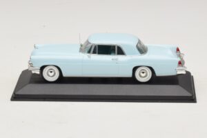 Lincoln Continental Mark II Lichtblauw Minichamps 1:43 Lincoln Continental Mark II Lichtblauw Minichamps 1:43 400082304 Metaal