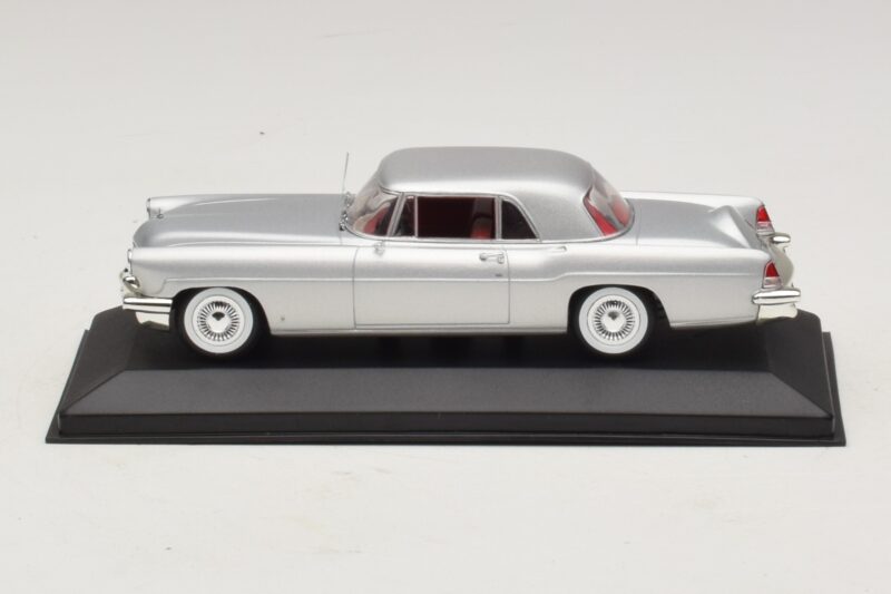 Lincoln Continental Mark II Zilver Minichamps 1:43 Lincoln Continental Mark II Zilver Minichamps 1:43 400082301 Metaal