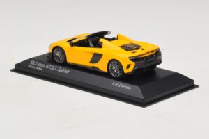 McLaren 675LT Spider Volcano Yellow Minichamps 1:43 537154430 Metaal — afbeelding 3 van 5
